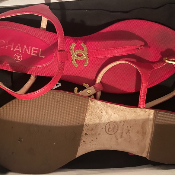 CHANEL Red Leather and Grosgrain Thong Sandals with Gold Metal Logo Size 38 - Picture 4 of 8